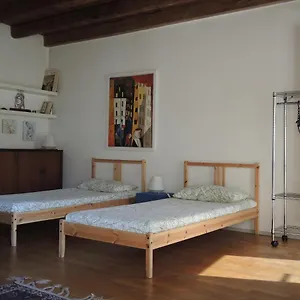 https://la-corte-del-noce.italymilanhotels.net