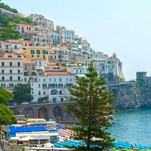 https://amalfi-moon.hotels-amalfi.com
